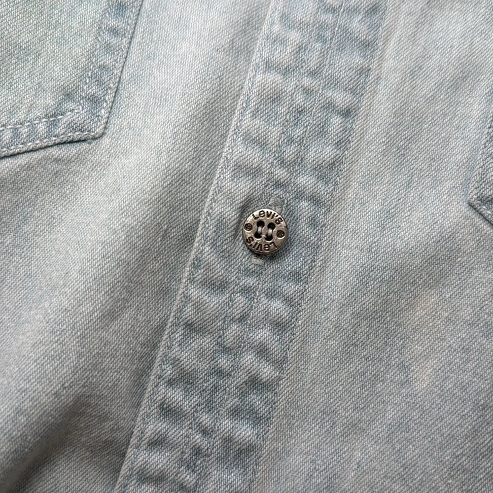 Vintage Levi’s Light Wash Denim Shirt – Made in USA Era size L